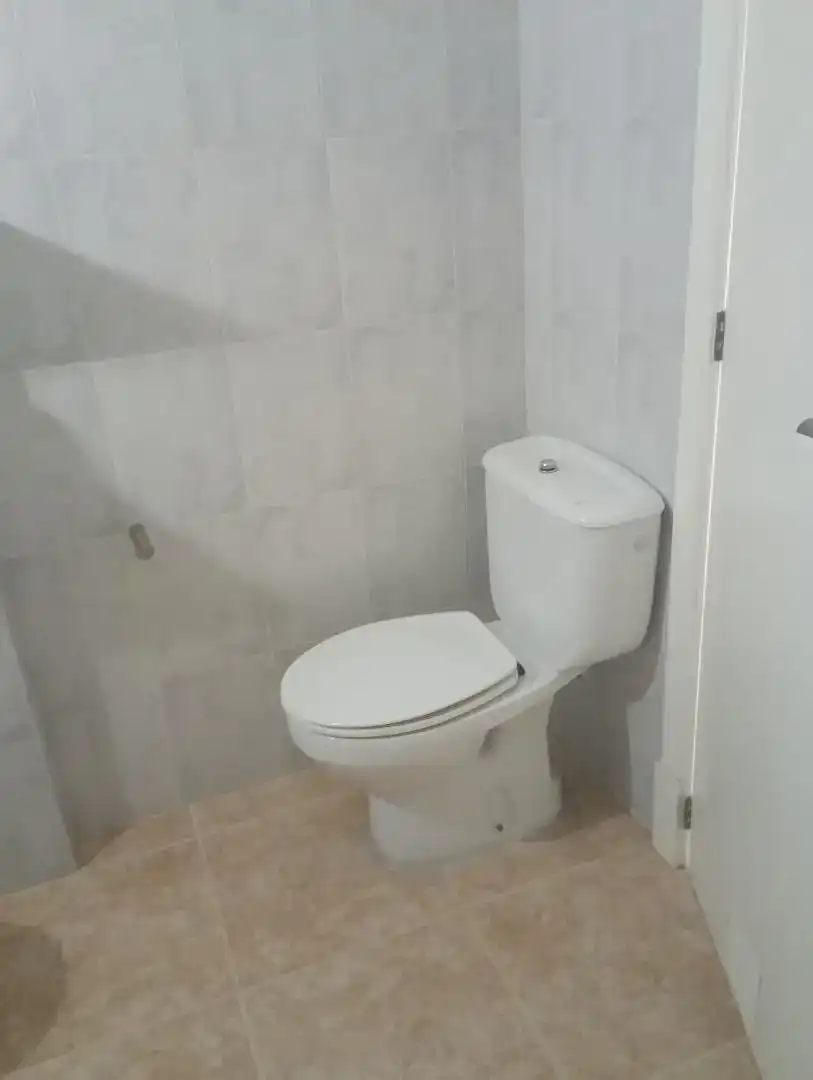 Badezimmer von Erdgeschoss zur Miete in Madrid mit Klimaanlage und Ofen