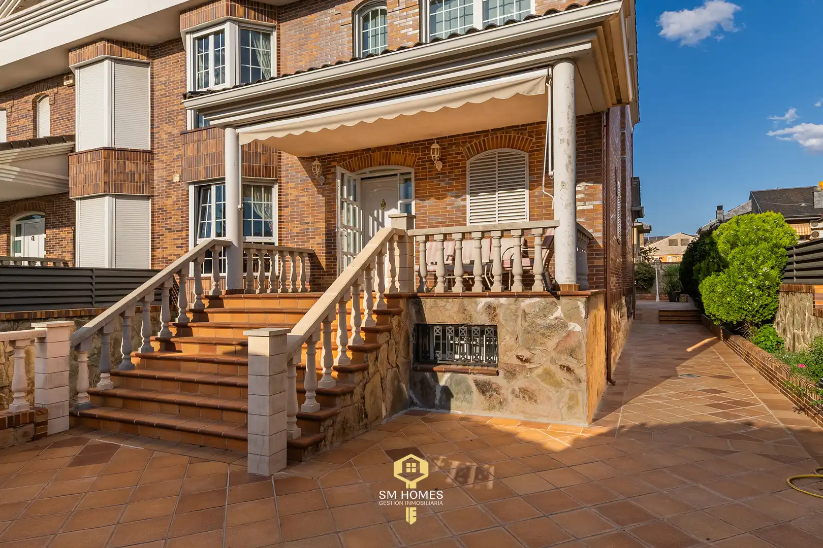 Vista exterior de Casa adosada en venta en Coslada con Calefacción, Jardín privado y Terraza