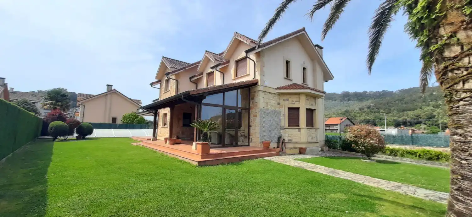 Vista exterior de Casa o xalet en venda en Argoños  amb Calefacció