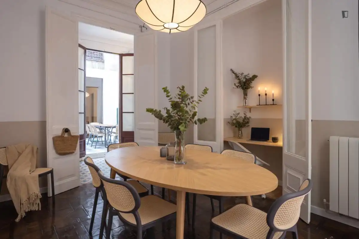 Comedor de Apartamento para compartir en Barcelona con Aire acondicionado, Calefacción y Amueblado