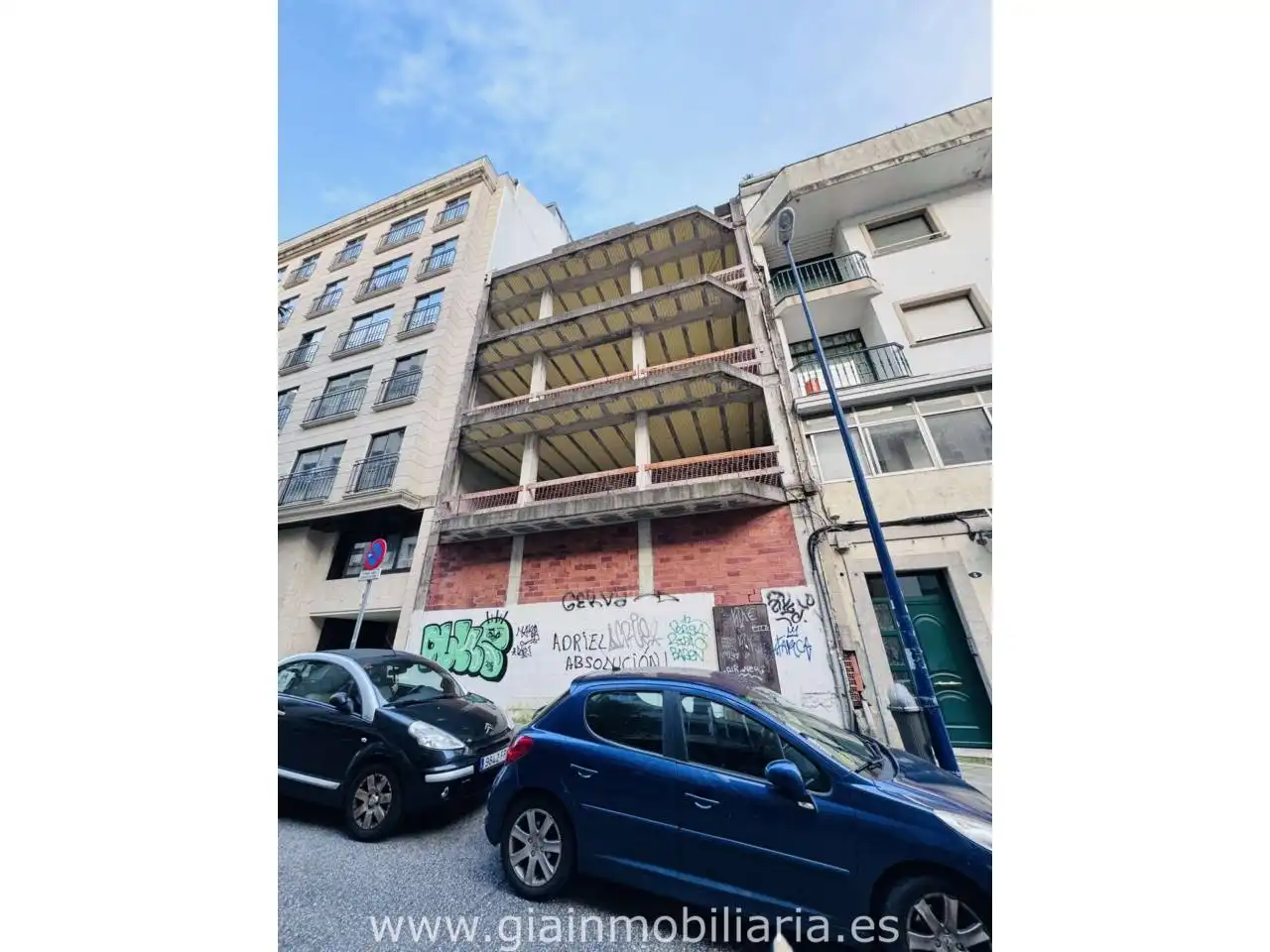 Vista exterior de Edifici en venda en Vigo 