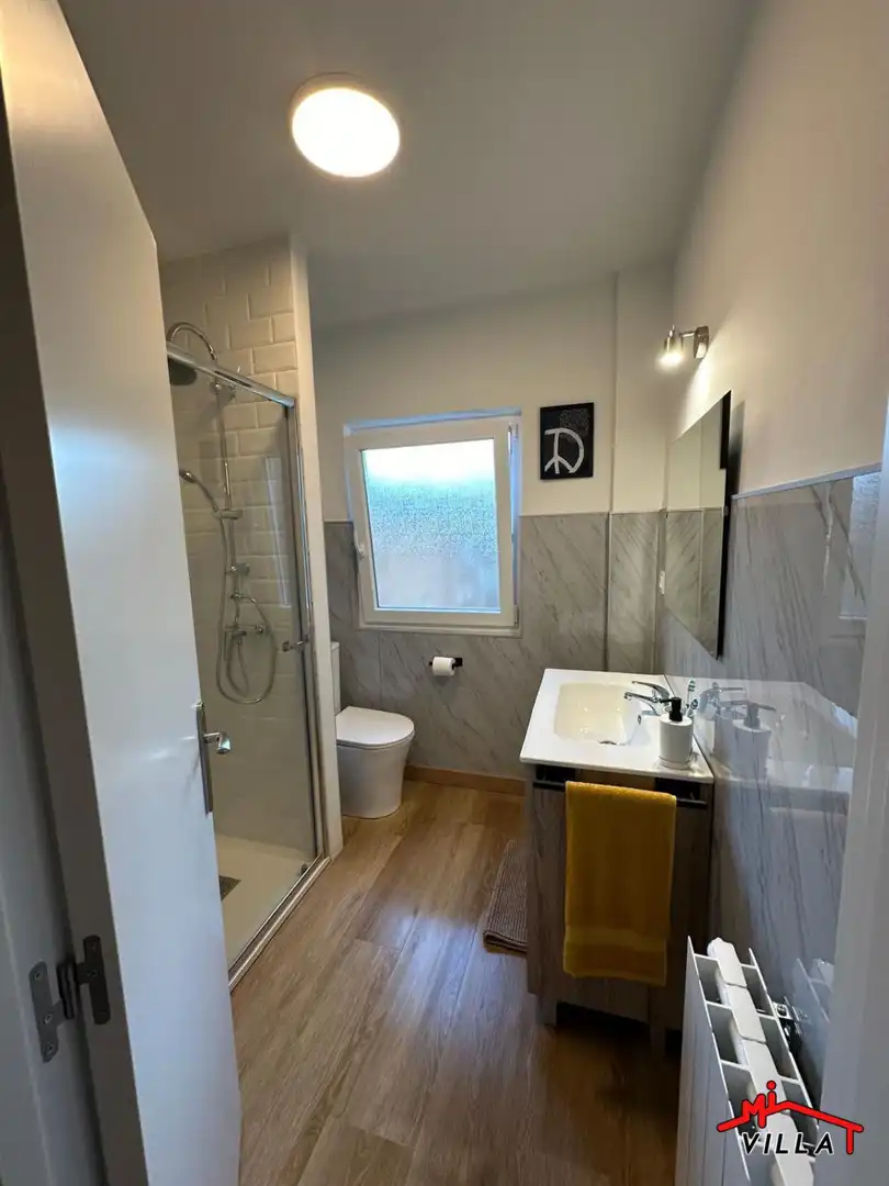 Badezimmer von Wohnung zum Verkauf in Laredo mit Heizung und Parkett