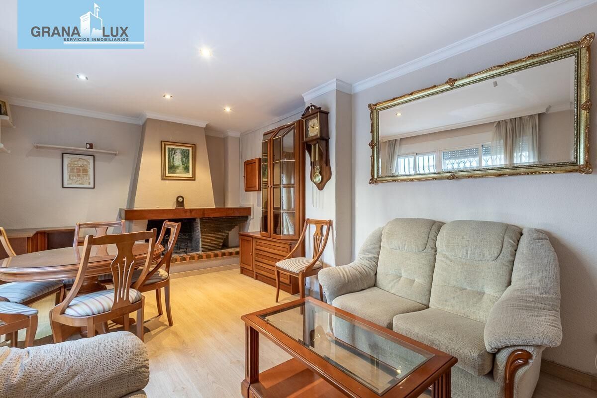 Sala d'estar de Casa adosada en venda en  Granada Capital amb Calefacció i Terrassa