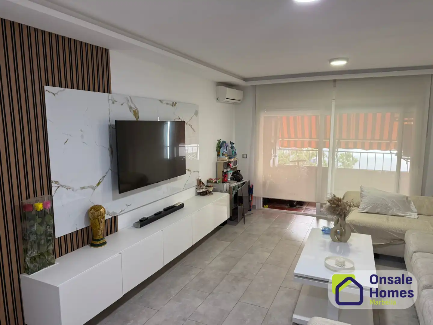 Living room of Flat for sale in Marbella  with Air Conditioner and Terrace