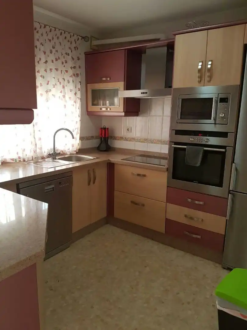 Cuina de Casa adosada en venda en Algeciras amb Jardí privat, Traster i Moblat