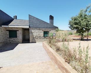 Vista exterior de Casa o xalet en venda en Escopete amb Terrassa