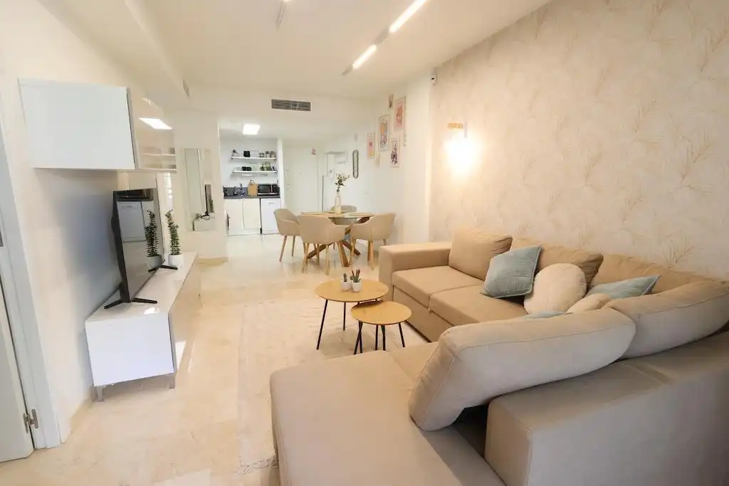 Sala de estar de Apartamento de alquiler en Torrevieja con Aire acondicionado, Calefacción y Jardín privado