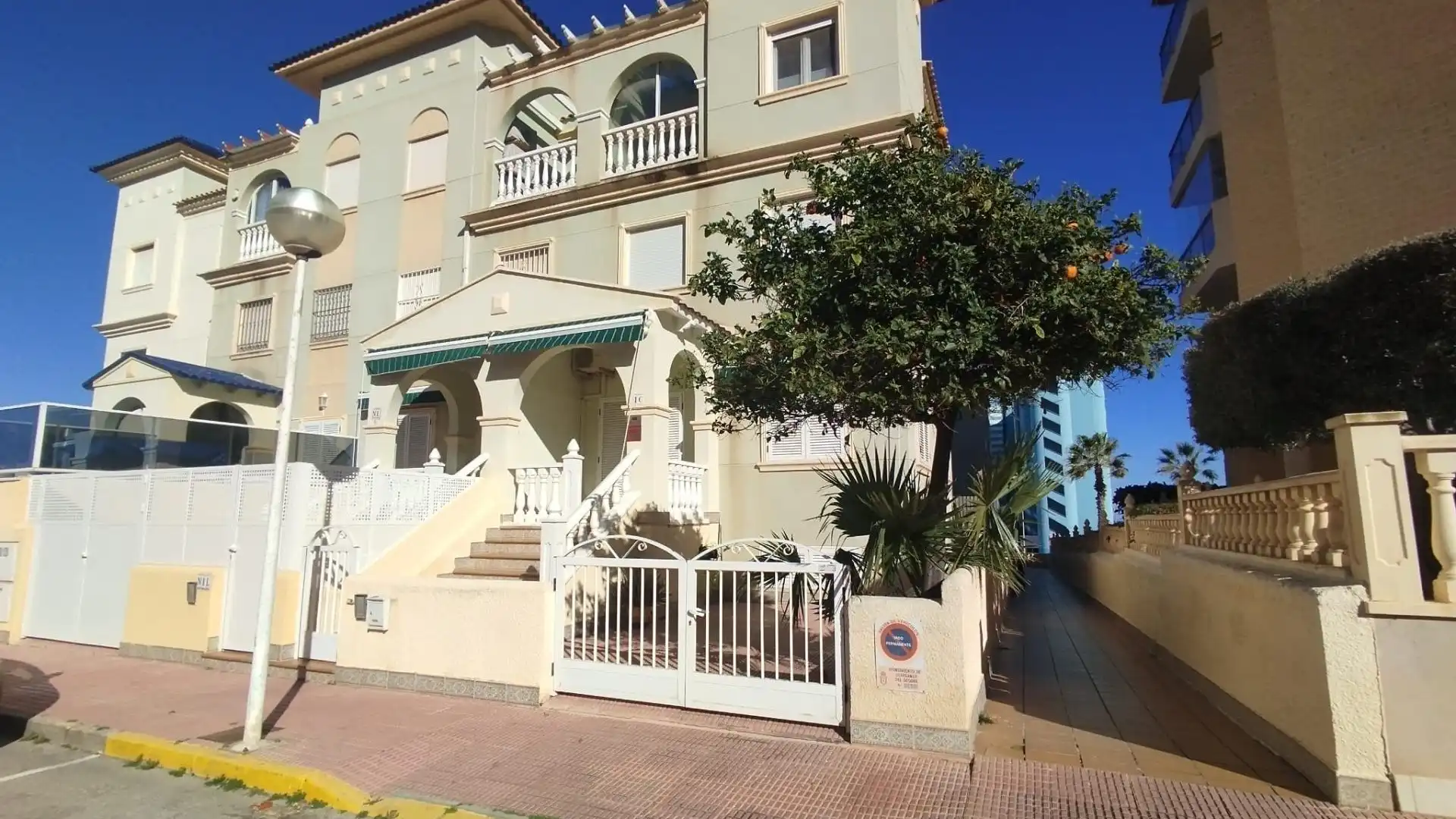 Vista exterior de Casa adosada en venta en Guardamar del Segura con Aire acondicionado, Amueblado y Balcón