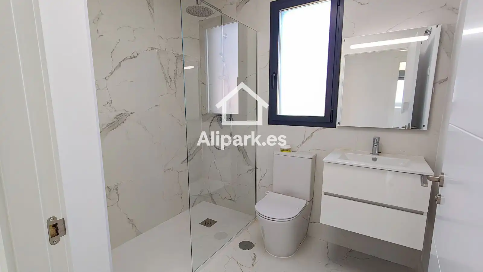 Baño de Piso de alquiler en Sant Joan d'Alacant con Aire acondicionado, Terraza y Trastero