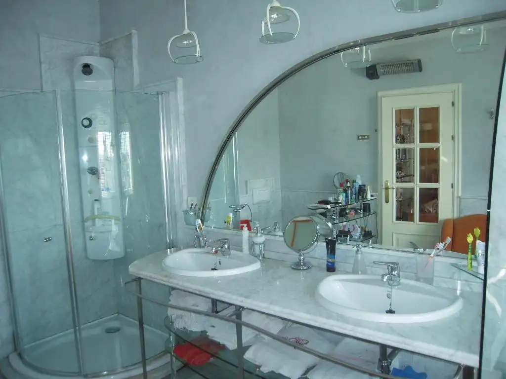 Baño de Piso en venta en Sevilla con Balcón y Jacuzzi