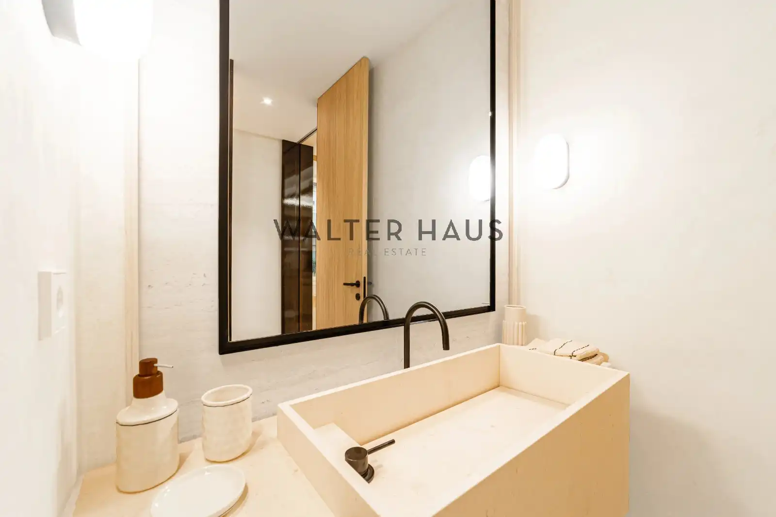 Bathroom of Flat for sale in Madrid  with Air Conditioner, Heating and Oven