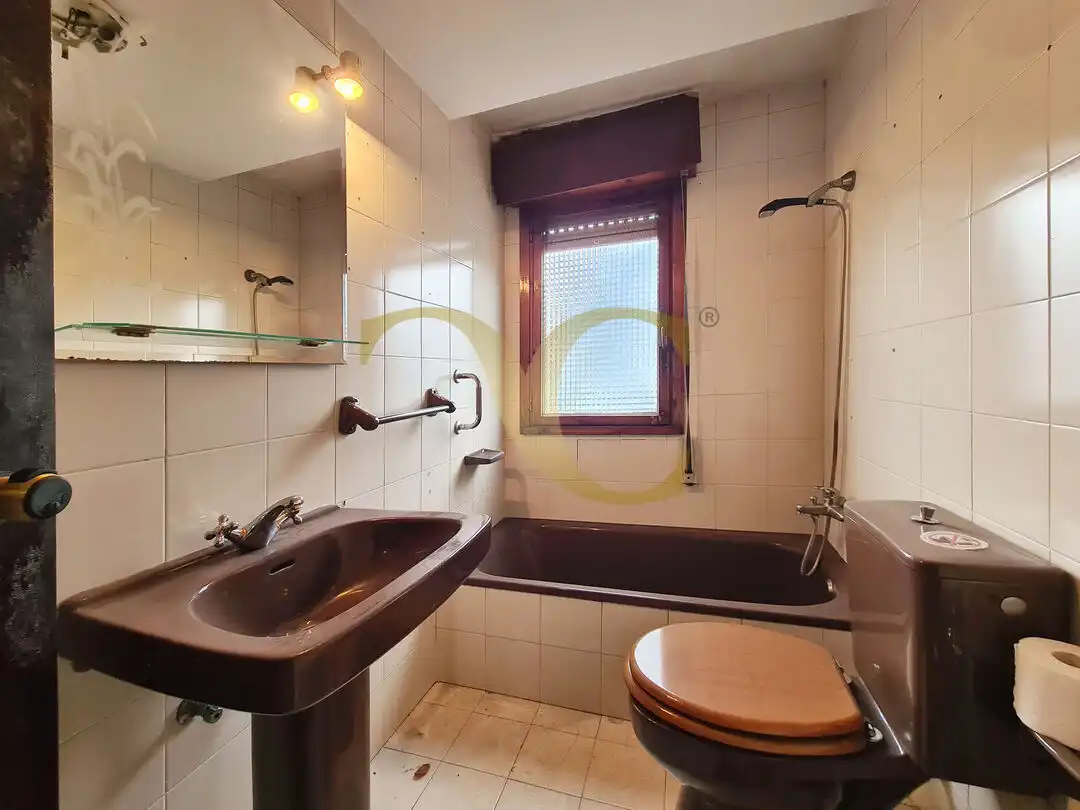 Bathroom of Flat for sale in Oviedo   with Heating and Private garden