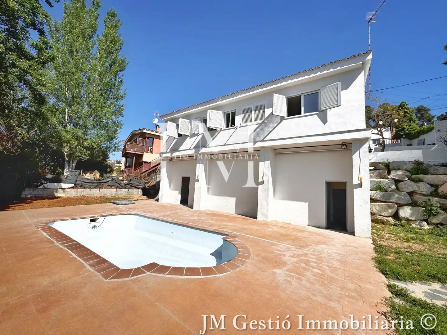 Vista exterior de Casa o xalet en venda en Rubí amb Calefacció, Jardí privat i Piscina