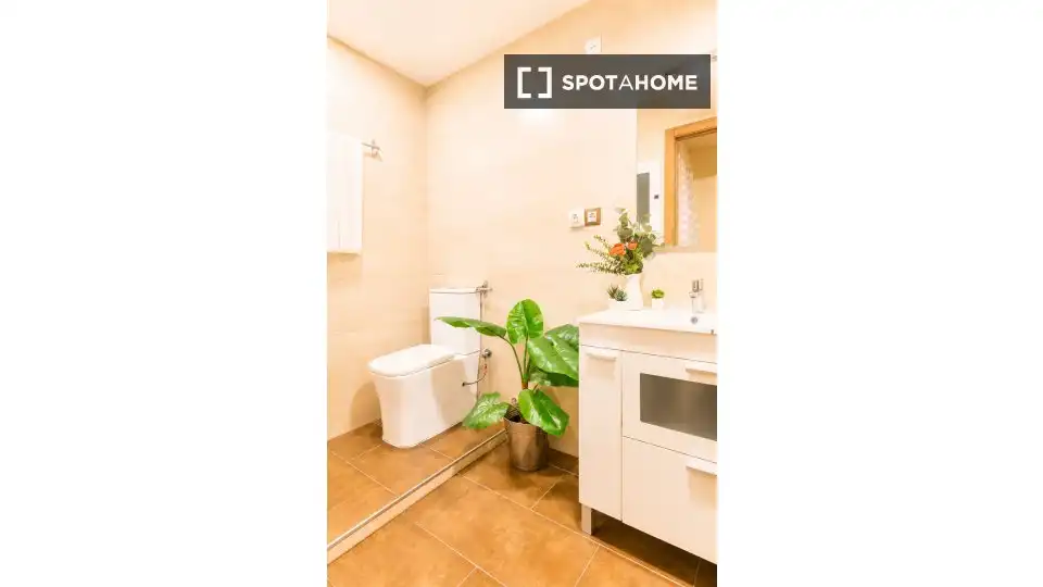 Badezimmer von Wohnung zur Miete in L'Hospitalet de Llobregat mit Klimaanlage, Heizung und Möbliert