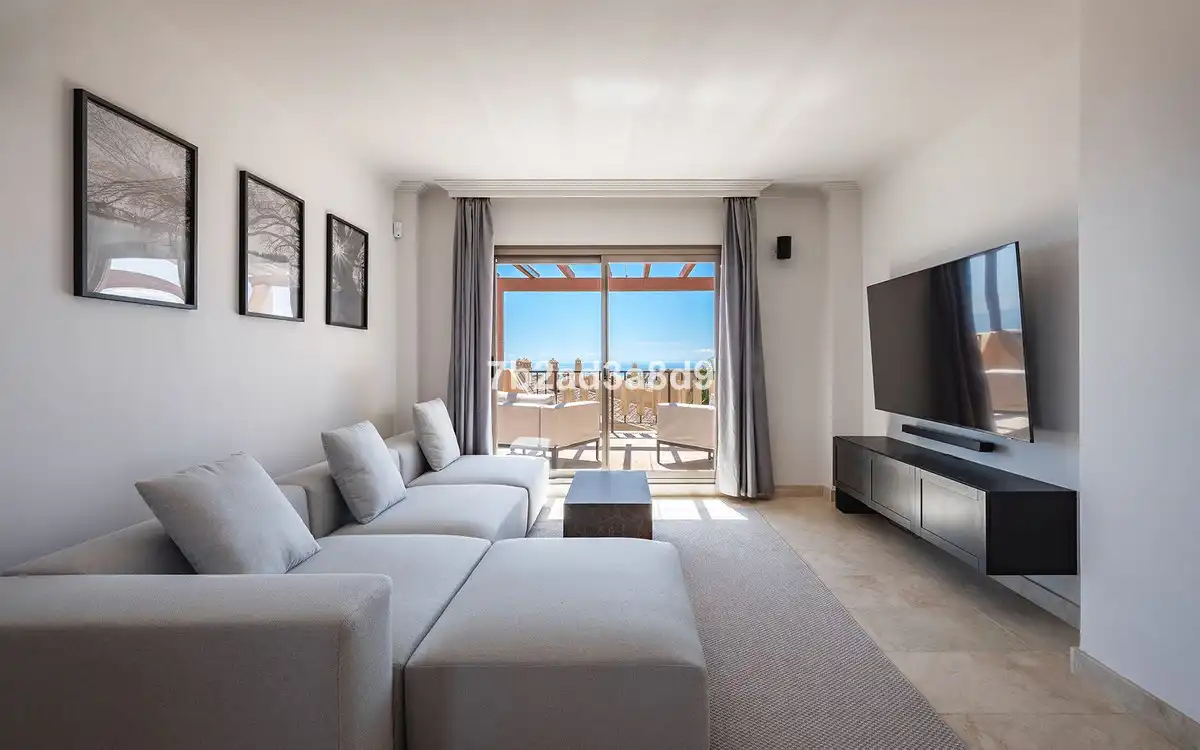 Sala d'estar de Àtic en venda en Estepona amb Aire condicionat, Terrassa i Moblat