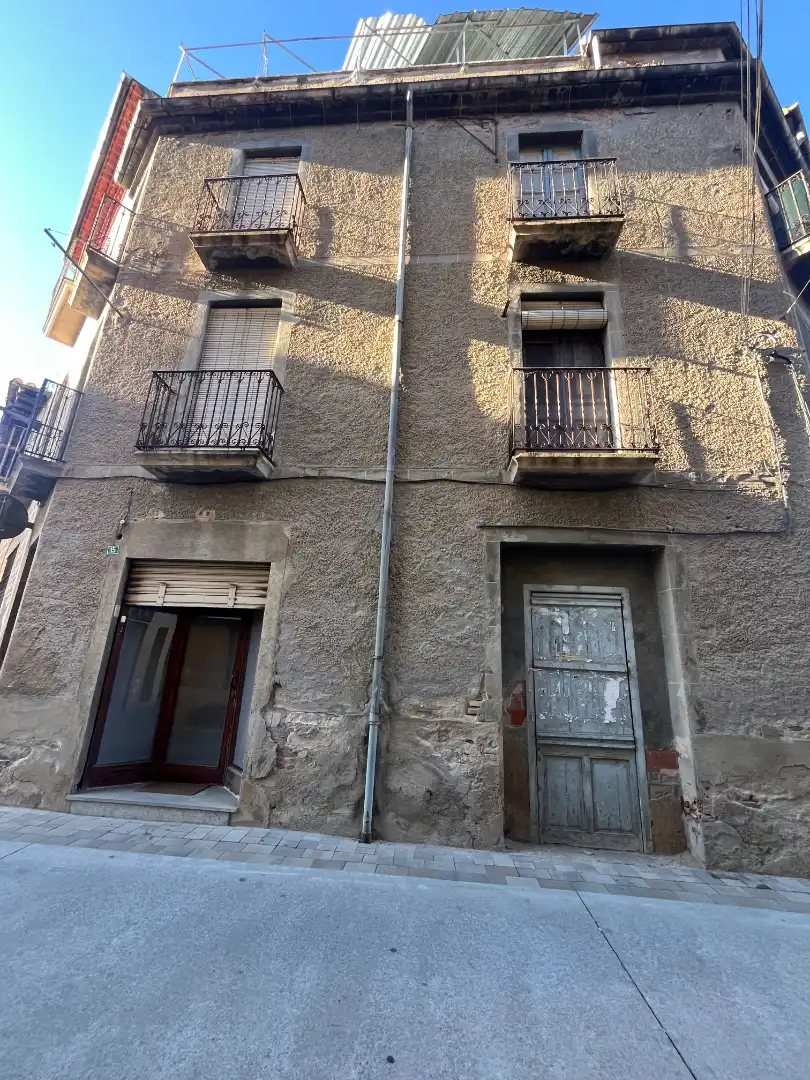 Vista exterior de Casa adosada en venda en La Cellera de Ter amb Terrassa