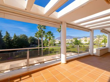Àtic amb piscina en venda a Estepona Pueblo