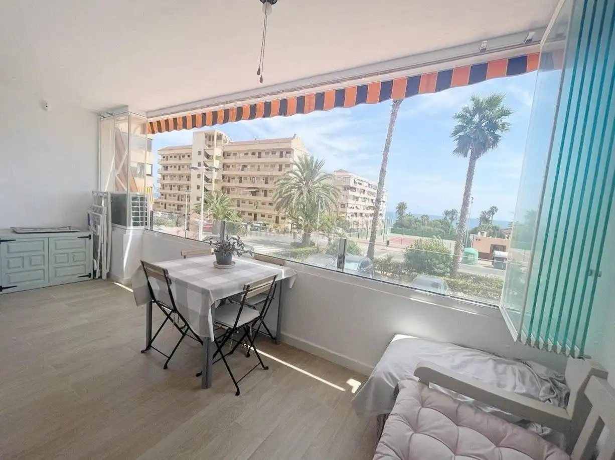 Vista exterior de Apartament en venda en Torrevieja amb Aire condicionat, Calefacció i Terrassa