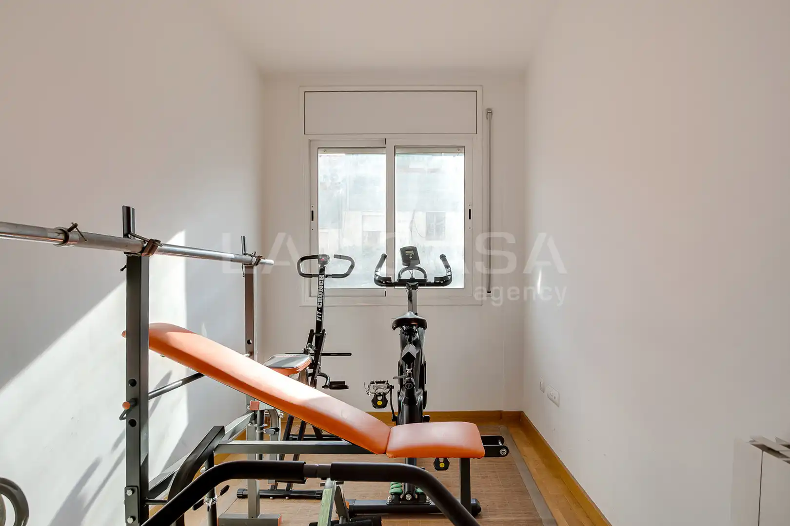 Piso en venta en Santa Coloma de Gramenet con Calefacción, Terraza y Trastero
