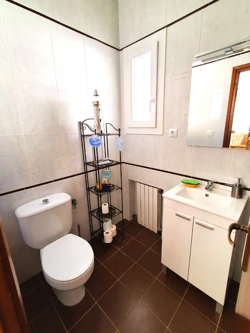 Badezimmer von Haus oder Chalet zum Verkauf in Mont-roig del Camp mit Klimaanlage, Heizung und Privatgarten