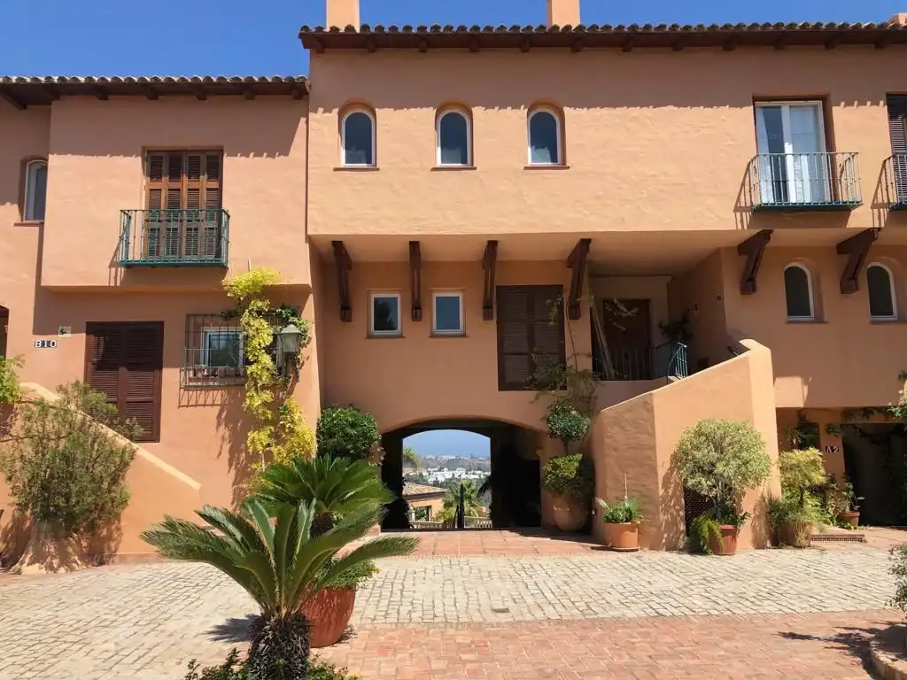 Vivienda con piscina en venta en Nueva Andalucía, imagen 2