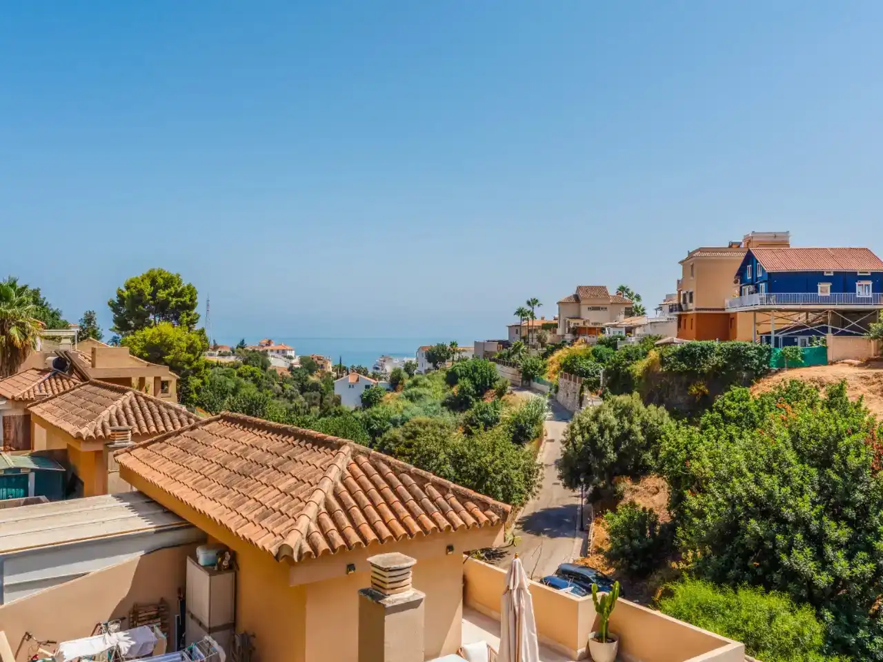 Vista exterior de Casa adosada en venda en Fuengirola amb Aire condicionat, Terrassa i Piscina