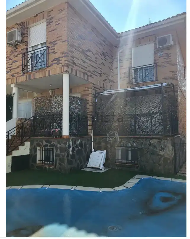 Vista exterior de Casa adosada en venda en Villaviciosa de Odón amb Aire condicionat, Calefacció i Jardí privat