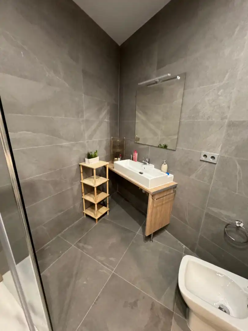 Badezimmer von Erdgeschoss zur Miete in Cornellà de Llobregat mit Klimaanlage, Heizung und Möbliert