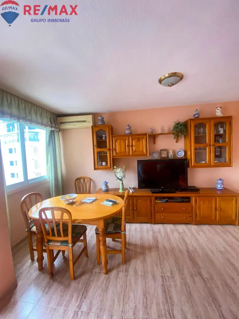 Sala d'estar de Pis de lloguer en Benidorm amb Piscina, Moblat i Balcó