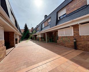 Exterior view of Single-family semi-detached for sale in Las Rozas de Madrid  with Air Conditioner, Heating and Private garden