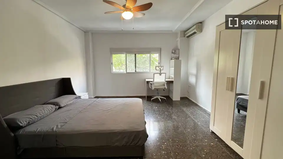 Bedroom of Flat for rent in Valencia  with Air Conditioner, Heating and Furnished