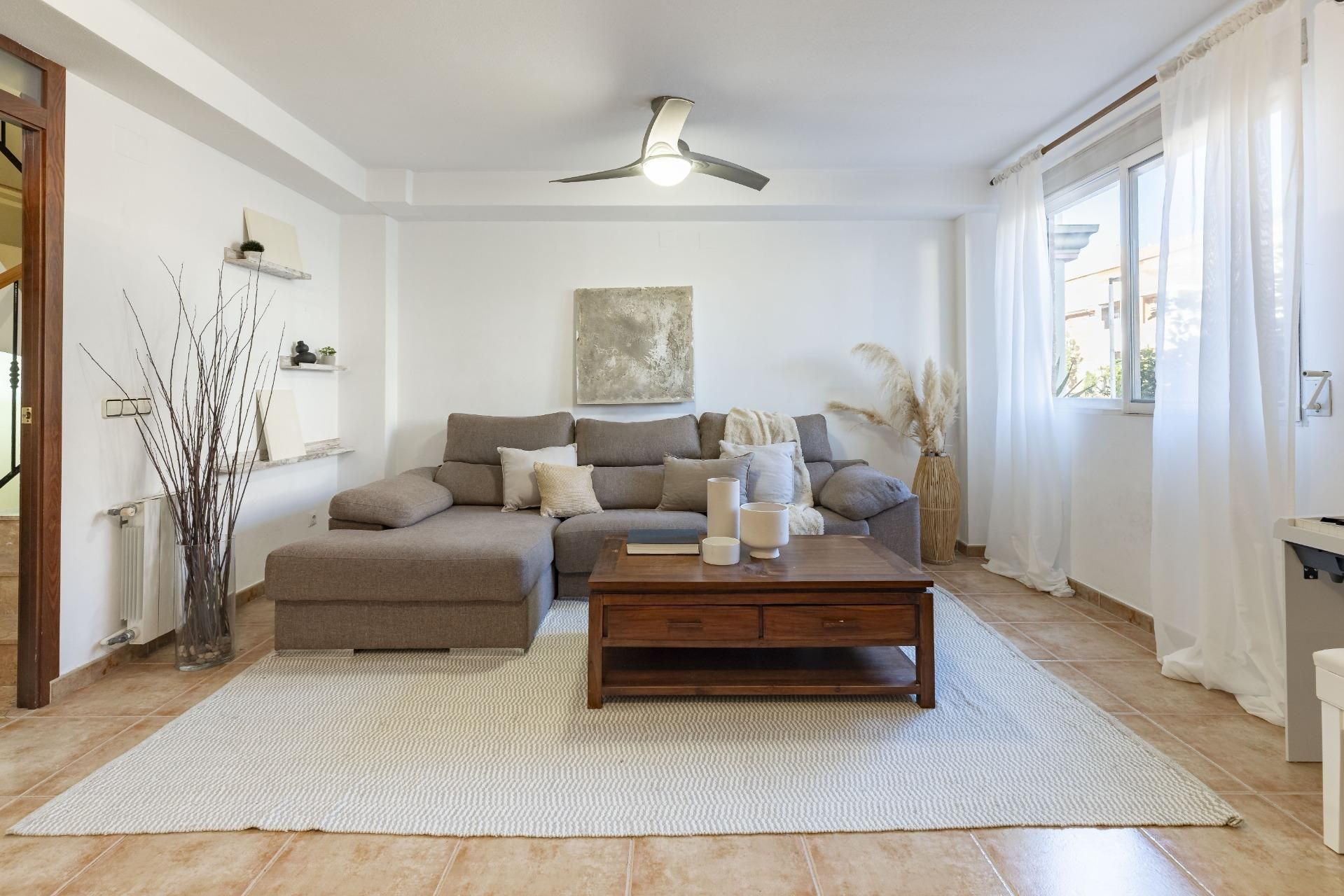 Sala d'estar de Casa adosada en venda en San Antonio de Benagéber amb Aire condicionat, Calefacció i Jardí privat