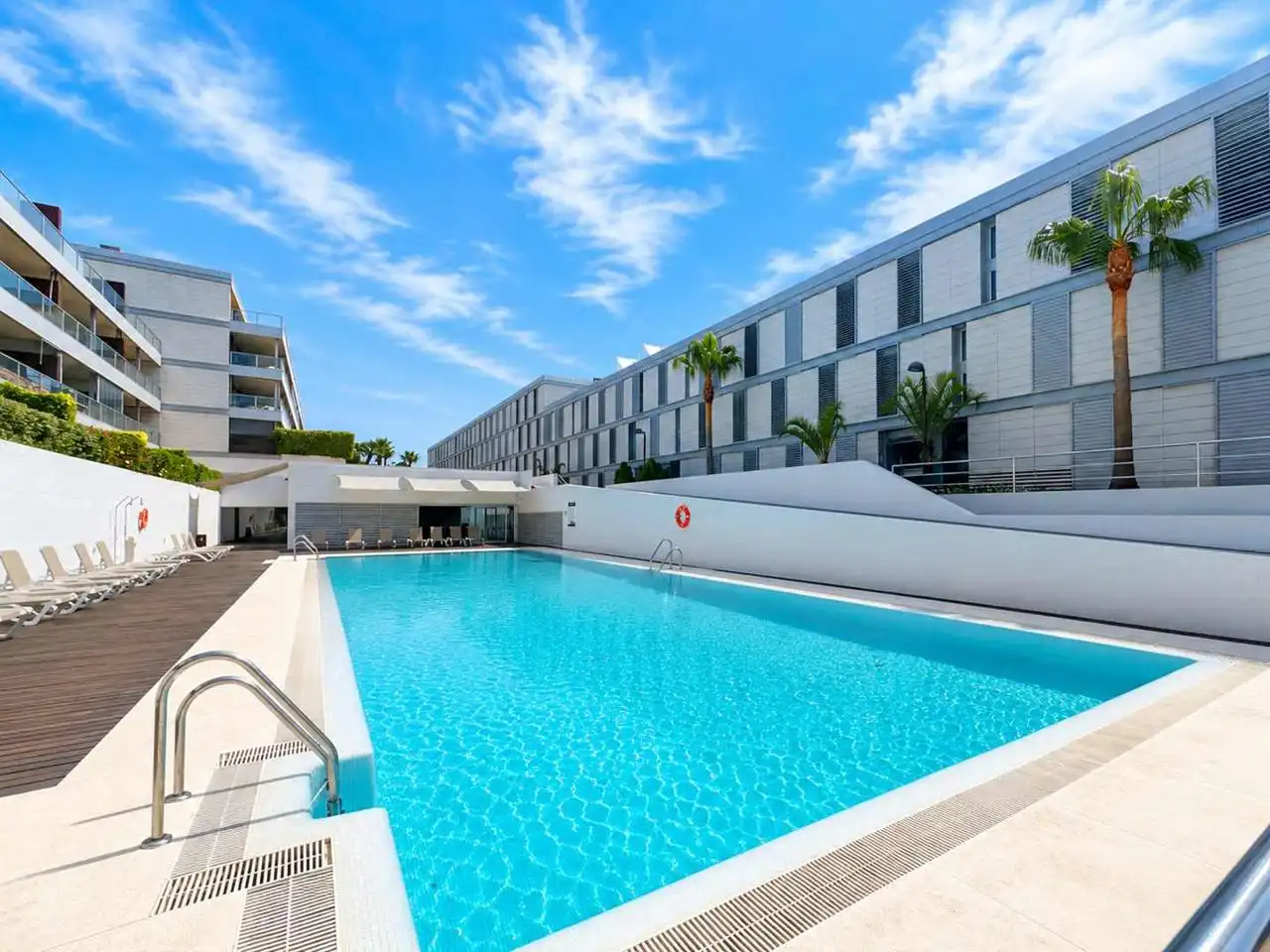 Schwimmbecken von Wohnungen zum Verkauf in Manilva mit Klimaanlage, Heizung und Terrasse