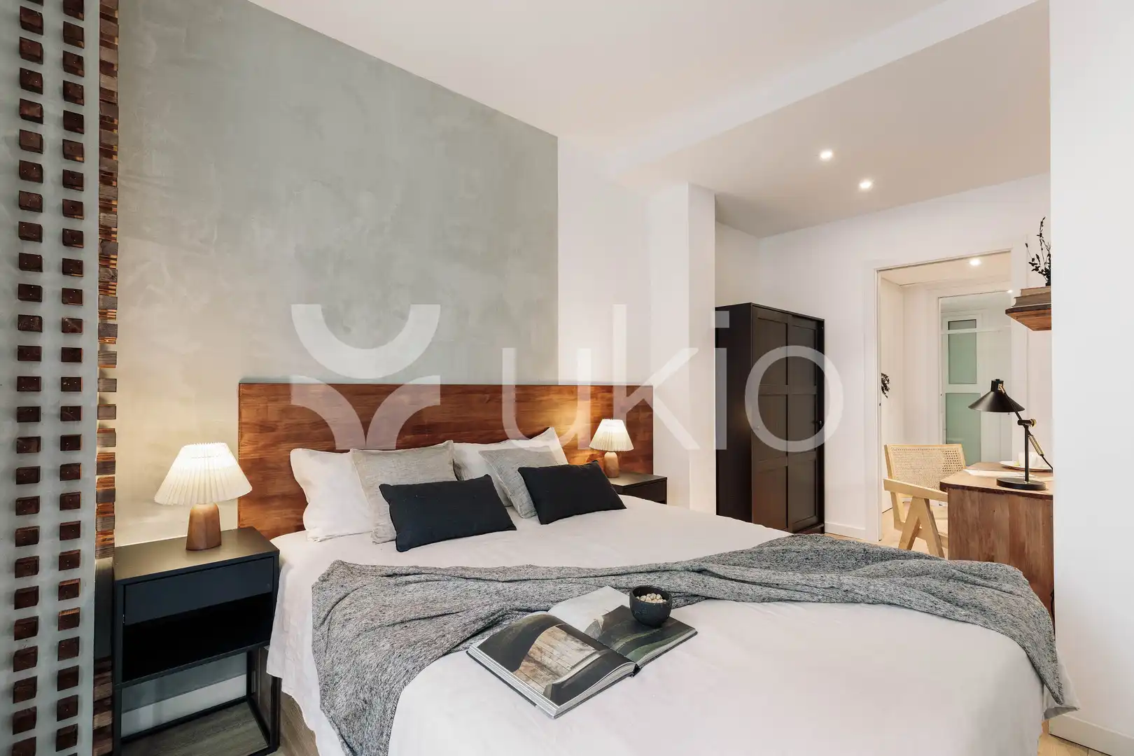 Dormitori de Apartament de lloguer en Barcelona amb Aire condicionat, Calefacció i Moblat