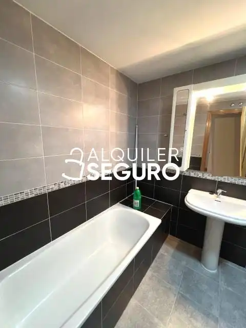 Baño de Piso de alquiler en Parla con Calefacción, Terraza y Trastero