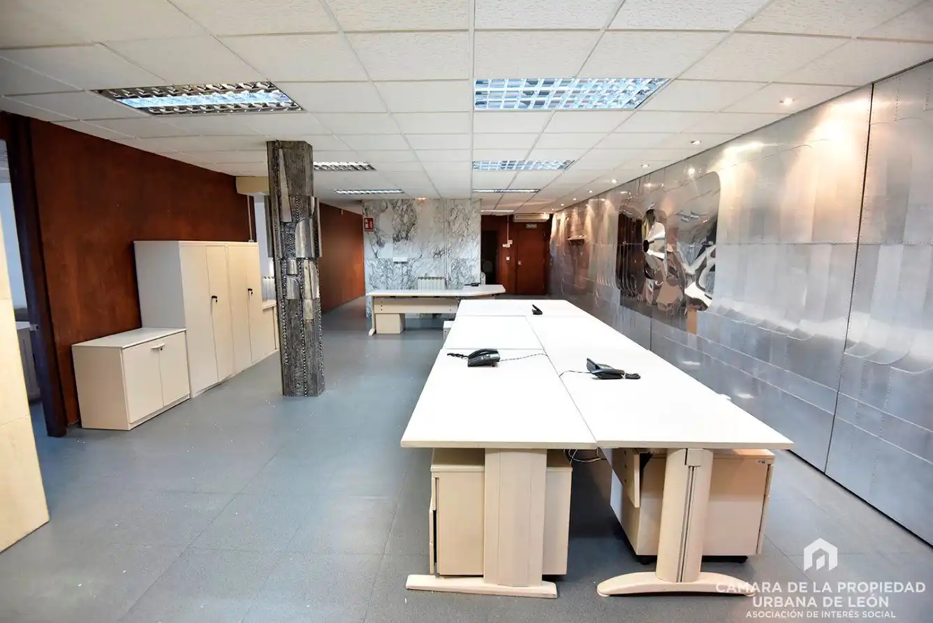 Oficina de lloguer en León Capital 