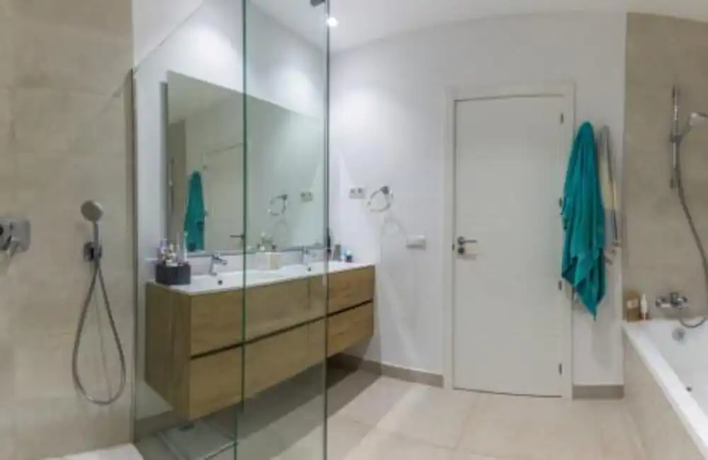 Badezimmer von Einfamilien-Reihenhaus zum Verkauf in Casares mit Klimaanlage, Privatgarten und Terrasse