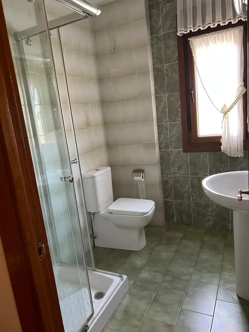 Baño de Piso de alquiler en Reinosa con Calefacción, Terraza y Amueblado