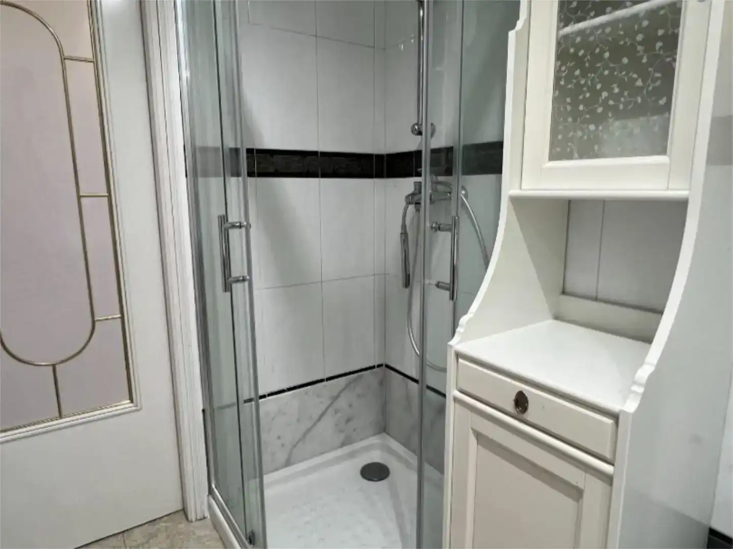 Badezimmer von Wohnung zur Miete in Benidorm mit Klimaanlage, Privatgarten und Schwimmbad