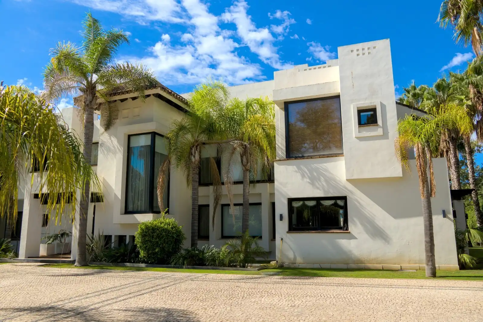 Vista exterior de Casa o xalet en venda en Marbella amb Aire condicionat, Jardí privat i Parquet