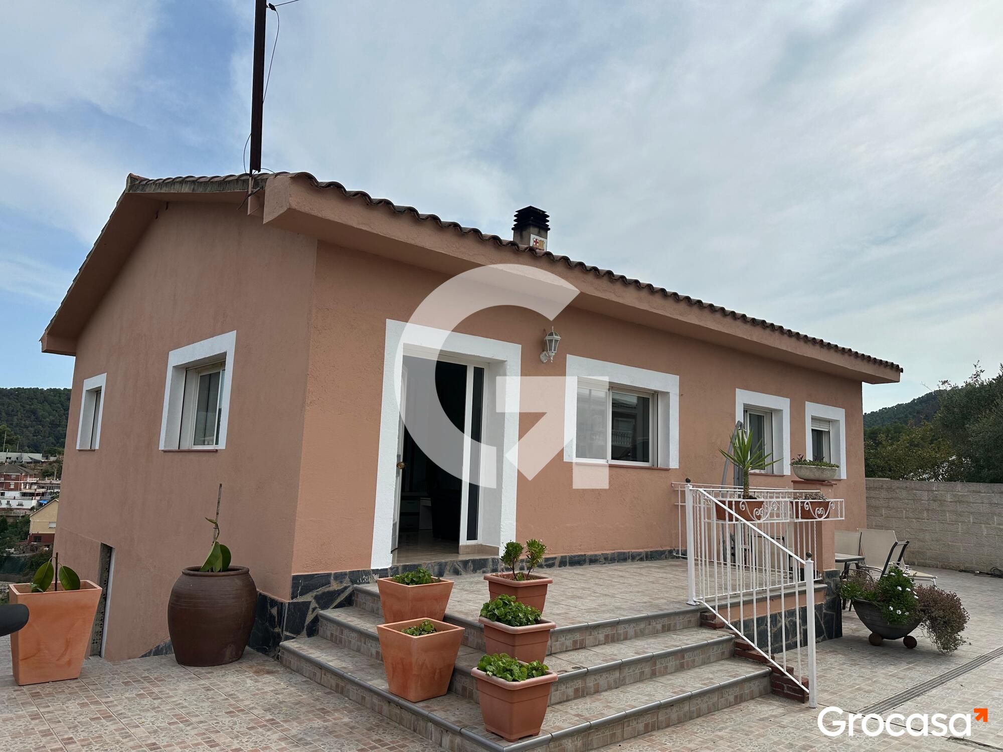 Vista exterior de Casa o xalet en venda en Cervelló amb Aire condicionat, Calefacció i Jardí privat