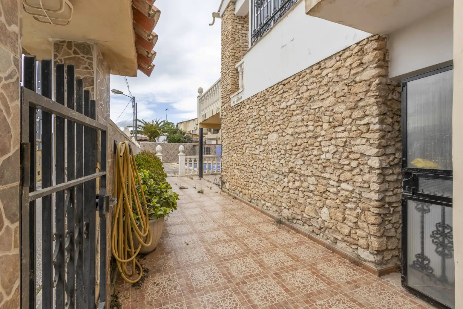 Vista exterior de Casa o chalet en venta en Calles con Jardín privado, Terraza y Piscina