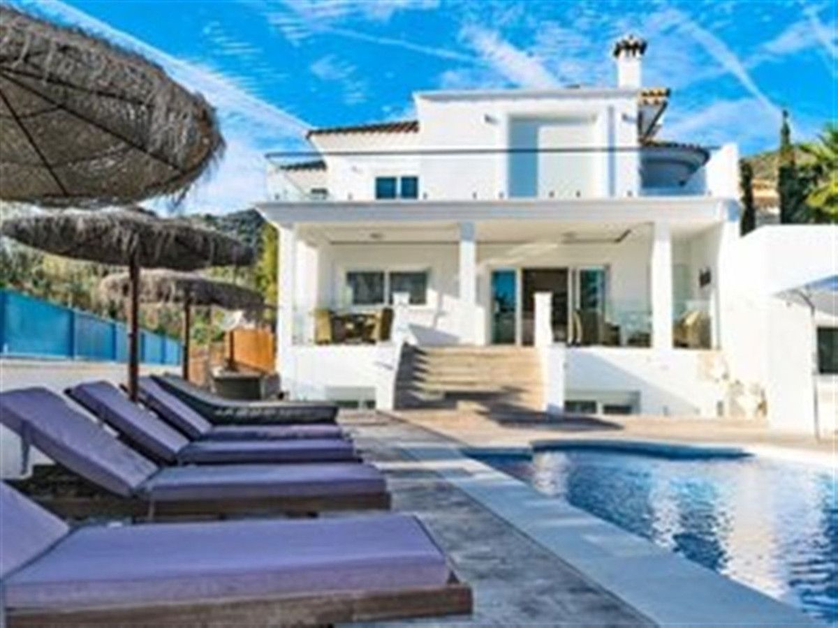 Vista exterior de Casa o xalet en venda en Benalmádena amb Aire condicionat, Jardí privat i Terrassa