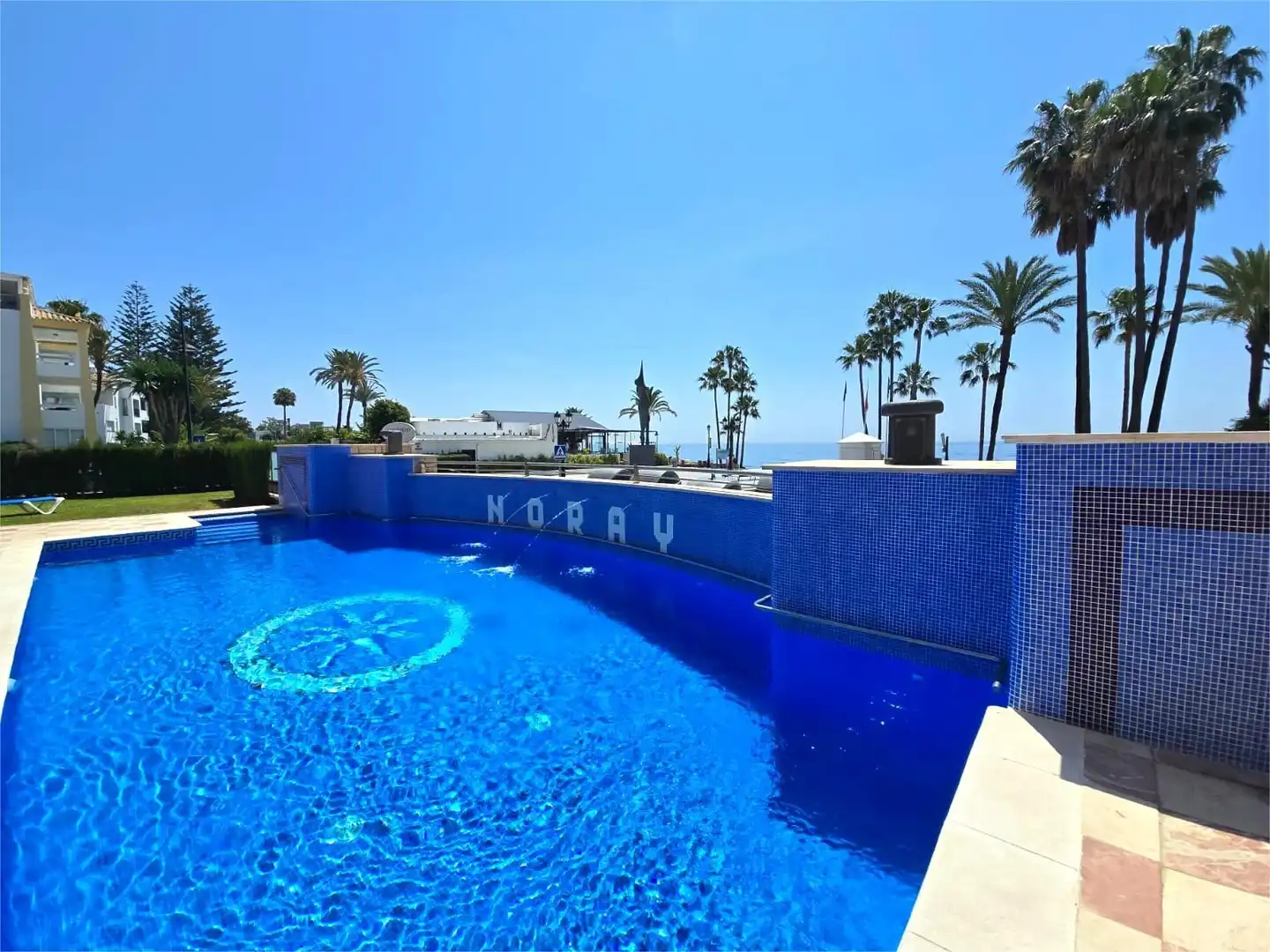 Piscina de Pis en venda en Marbella amb Aire condicionat, Terrassa i Moblat