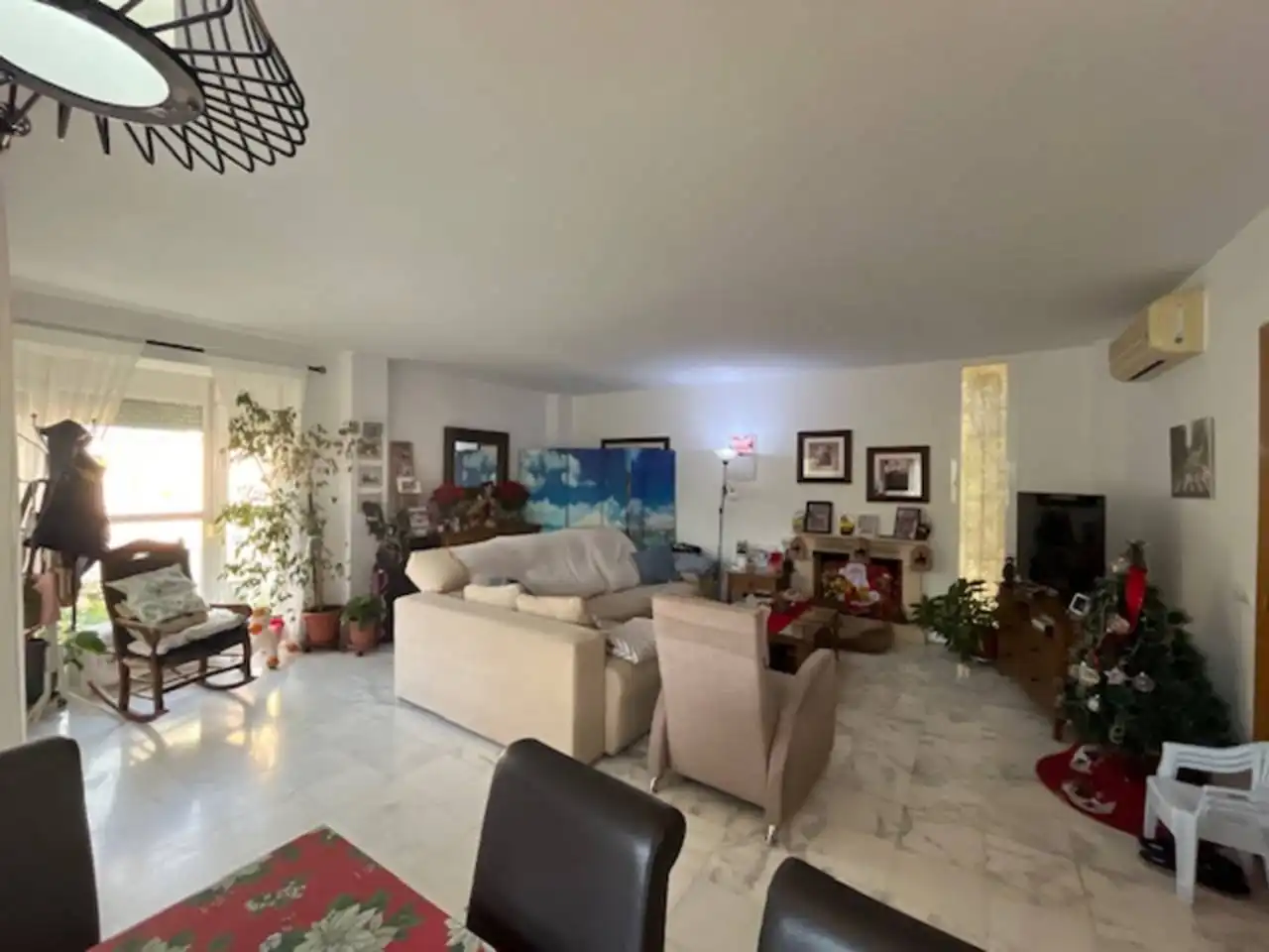 Wohnzimmer von Einfamilien-Reihenhaus zum Verkauf in Estepona mit Klimaanlage, Privatgarten und Parkett