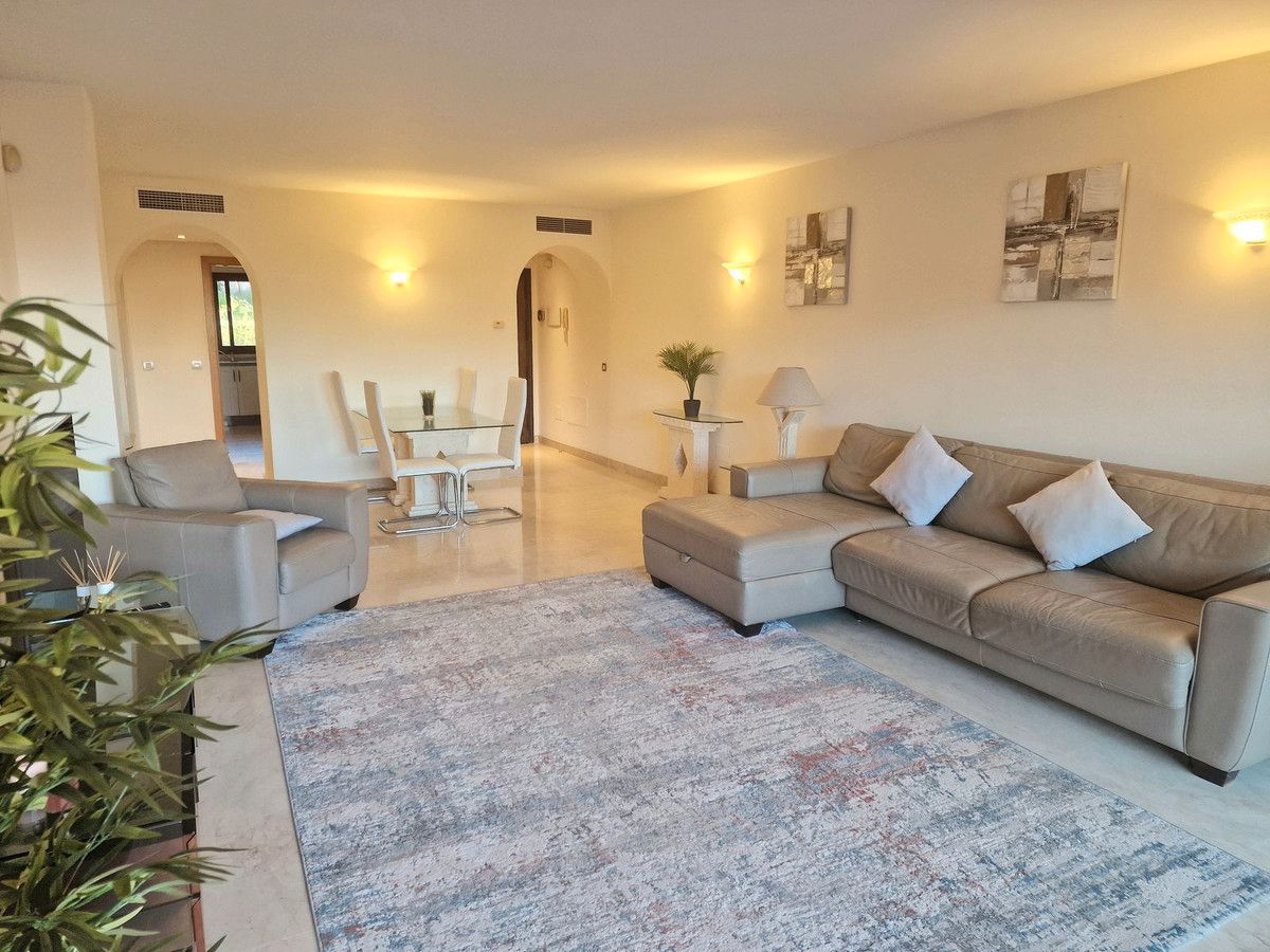 Sala d'estar de Pis de lloguer en Benahavís amb Aire condicionat, Jardí privat i Terrassa