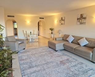 Sala d'estar de Pis de lloguer en Benahavís amb Aire condicionat, Jardí privat i Terrassa