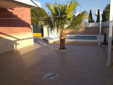 Villa avec balcon à vendre à Yecla