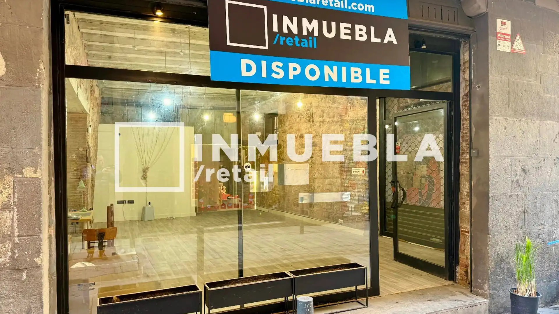 Vista exterior de Local de alquiler en  Barcelona Capital