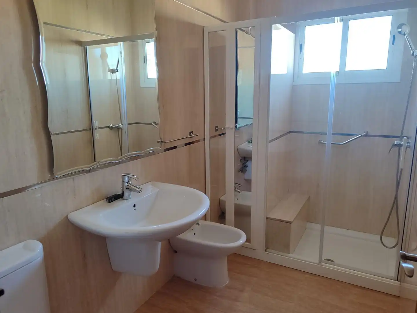 Bathroom of Flat for rent in Sevilla  with Air Conditioner, Private garden and Terrace